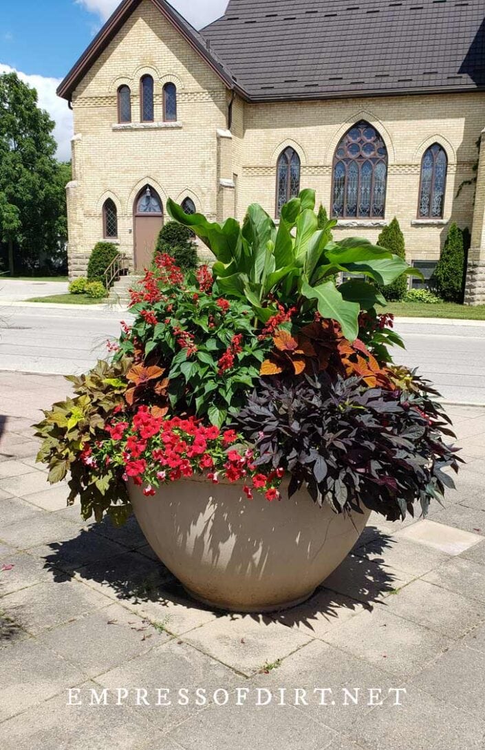 7 Giant & OverSized Garden Art & Décor Ideas — Empress of Dirt